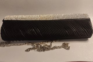 Cartera de mano negra con pedrería