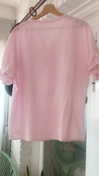 Blusa rosa fresca con volantes