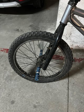 Bici BMX plateada