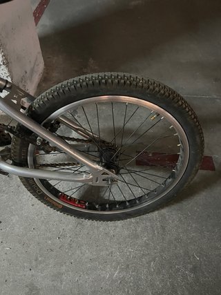Bici BMX plateada