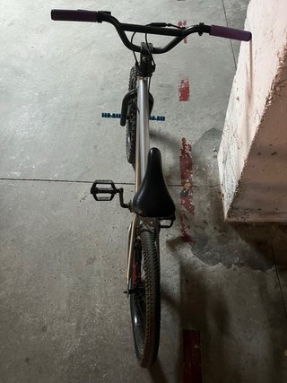 Bici BMX plateada