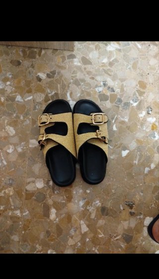 Sandalias Beige y Negras con Hebillas Doradas