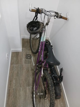 Bicicleta Morada con Casco