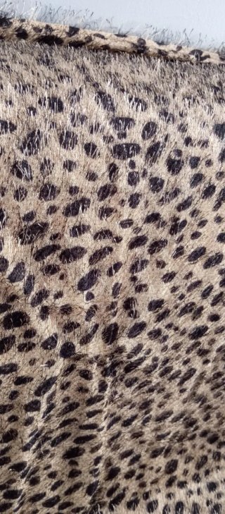 Pañuelo estampado leopardo doble acabado.