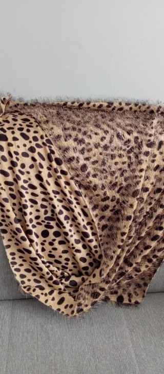 Pañuelo estampado leopardo doble acabado.