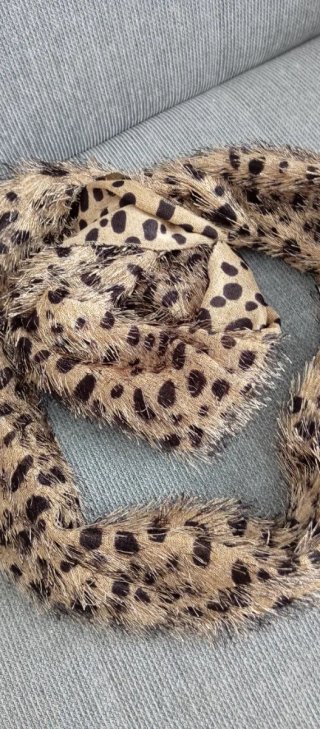 Pañuelo estampado leopardo doble acabado.