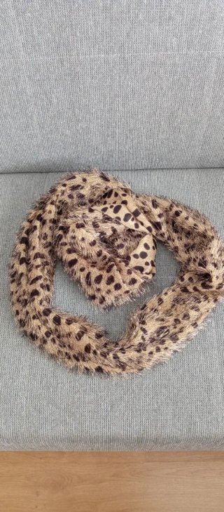 Pañuelo estampado leopardo doble acabado.
