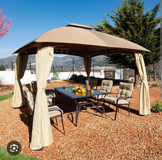 Pérgola de aluminio color beige y marron