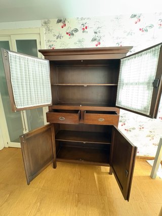 Alacena de madera con puertas de cristal