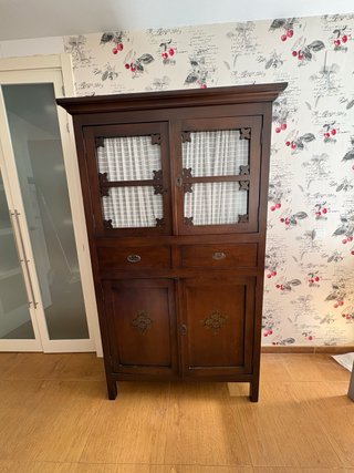 Alacena de madera con puertas de cristal