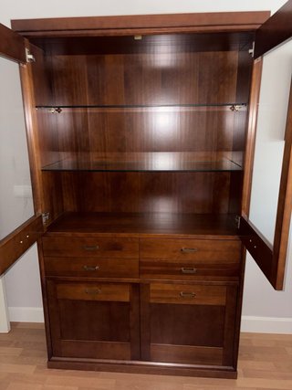 Vetrina in legno con porte in vetro
