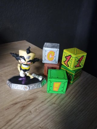 Figura dr.Neo cortex y cajas crash bandicoot