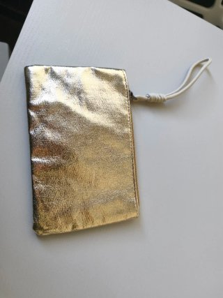 Pochette dorata con laccetto