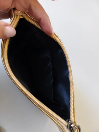 Pochette dorata con laccetto