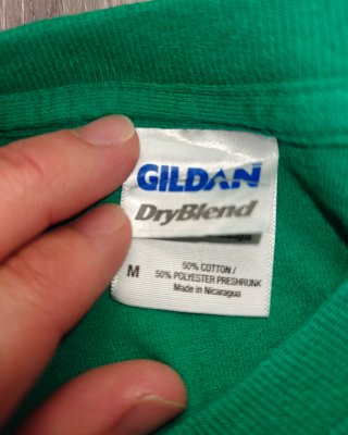 Camiseta Gildan Verde Devil Pride