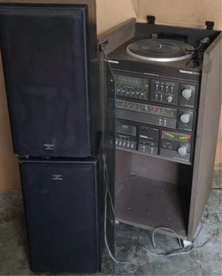 Stereo con giradischi e radio con due casse