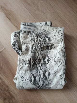 Pantalones Zara efecto piel serpiente