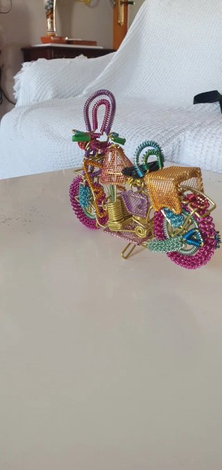 Moto artigianale in filo multicolore