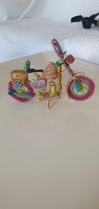 Moto artigianale in filo multicolore