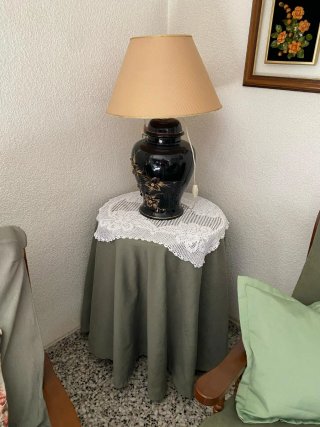 Mesa auxiliar con lámpara de cerámica