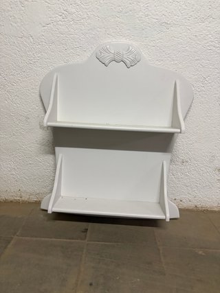 Estantería de pared blanca de madera