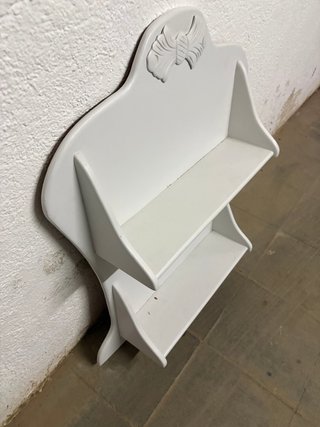 Estantería de pared blanca de madera