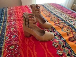Zapatos beige de tacón con tiras