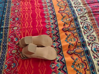 Zapatos beige de tacón con tiras