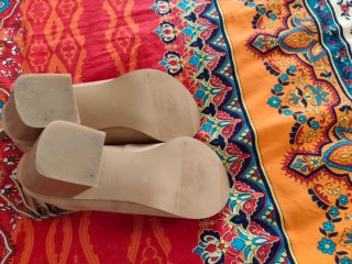 Zapatos beige de tacón con tiras
