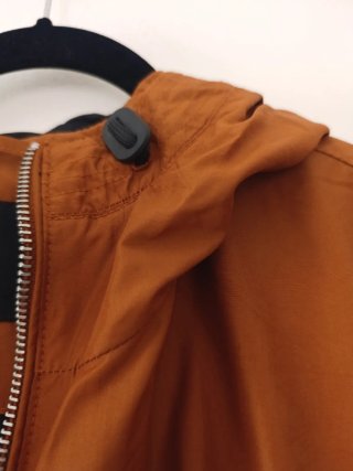 Chaqueta con capucha hombre marrón
