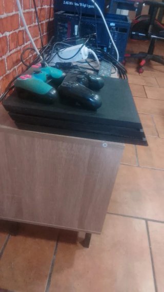 Consola PS4 Negra 1 tera+ 2 Mandos