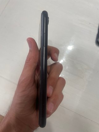 iPhone XR Apple con funda. En muy buen estado.