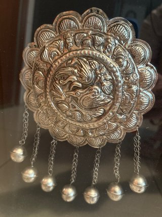 Cuadro vitrina con adornos plateados