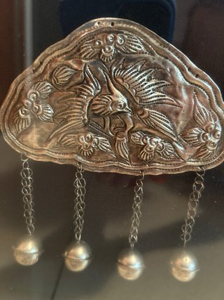 Cuadro vitrina con adornos plateados