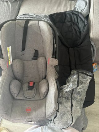 Carrito de bebé gris