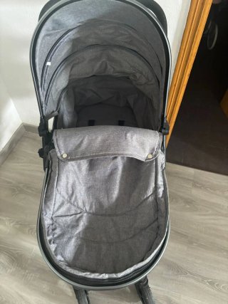 Carrito de bebé gris