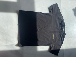 Off-White camiseta negra con logo flechas dorado
