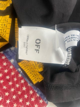 Off-White camiseta negra con logo flechas dorado