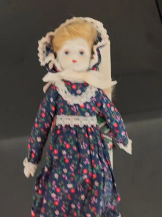 Muñeca de porcelana vintage floral