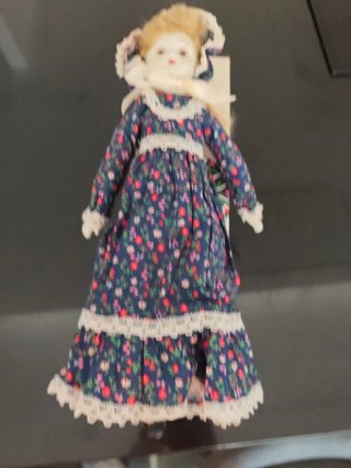 Muñeca de porcelana vintage floral