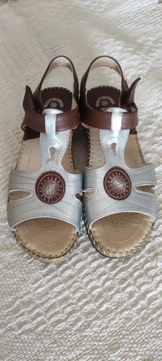 Sandalias Marrones y Plateadas Talla 38