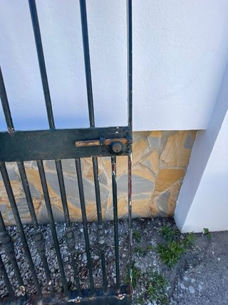 Puerta de hierro forjado
