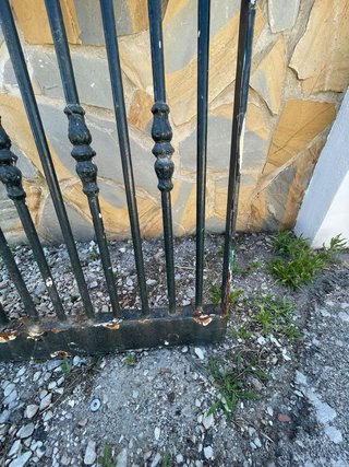 Puerta de hierro forjado