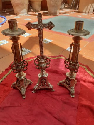 Antiguo juego altar: 2 candeleros y cruz
