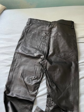 Pantalón efecto piel negro