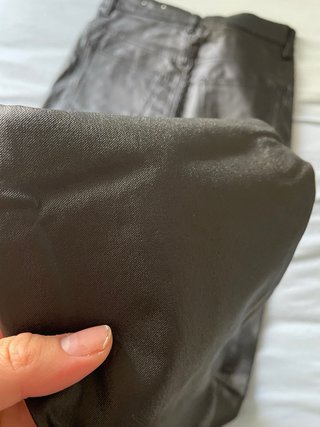 Pantalón efecto piel negro