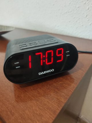 Reloj Despertador Daewoo con Radio
