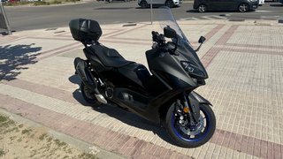 Yamaha TMax 560 Negra con baúl. IVA deducible