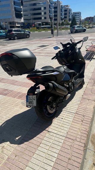 Yamaha TMax 560 Negra con baúl. IVA deducible