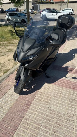 Yamaha TMax 560 Negra con baúl. IVA deducible